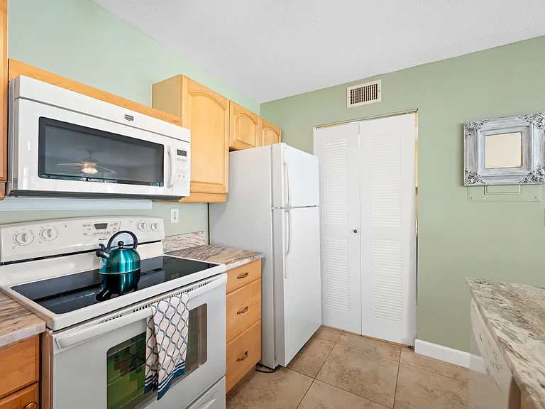 3301 Crystal Ct #D — Photo 13