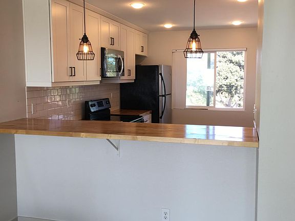Kitchen with breakfast bar