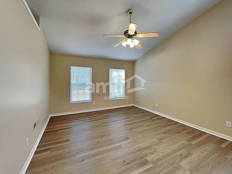 725 Kent Cir — Photo 6