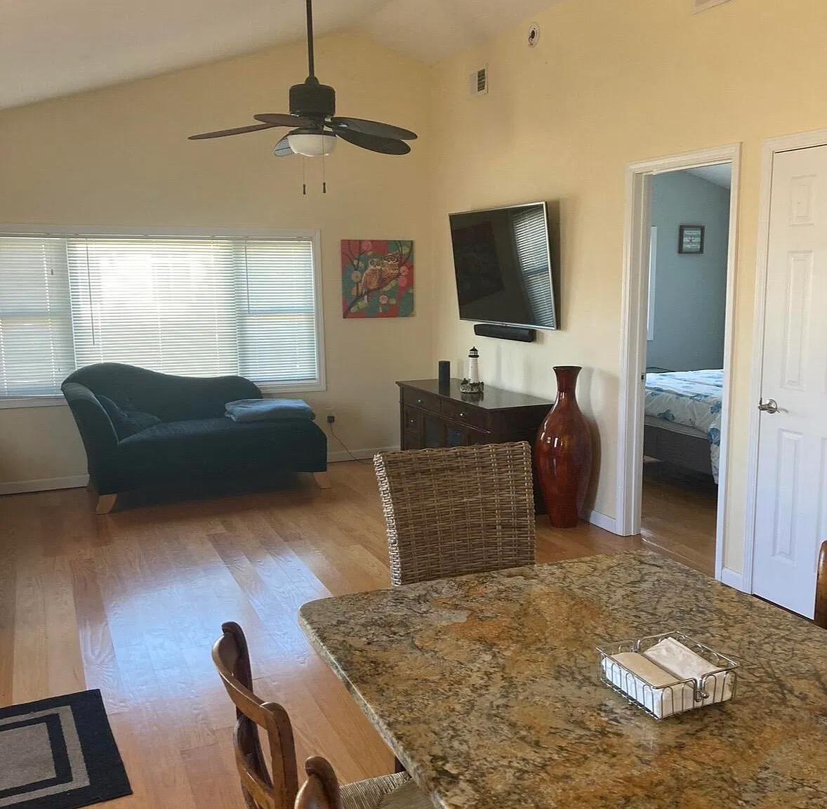 3 bed, 975 sqft, $2,000 — Photo 3