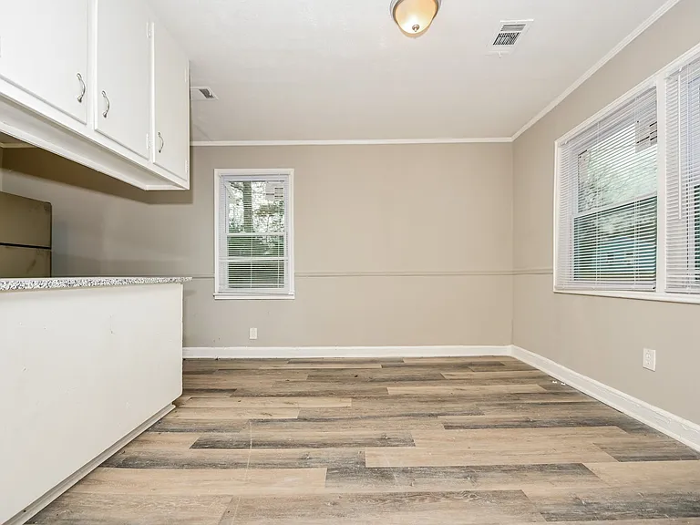 1797307_019_dining_room_13458659.jpg