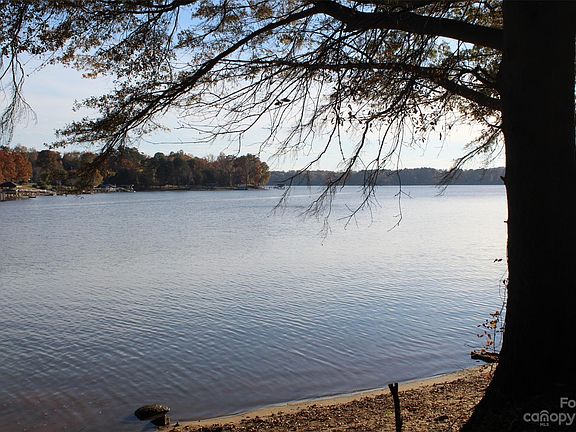 3rd image of 3142 Lakeside Cir