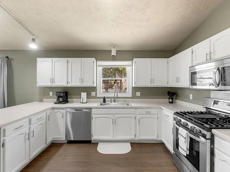 625 Robert Ave — Photo 6