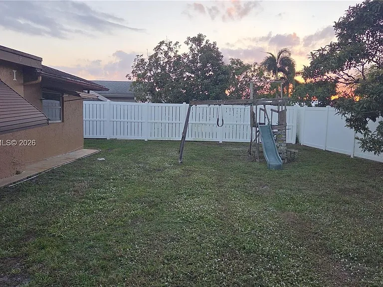 9507 NW 80th Ct — Photo 11