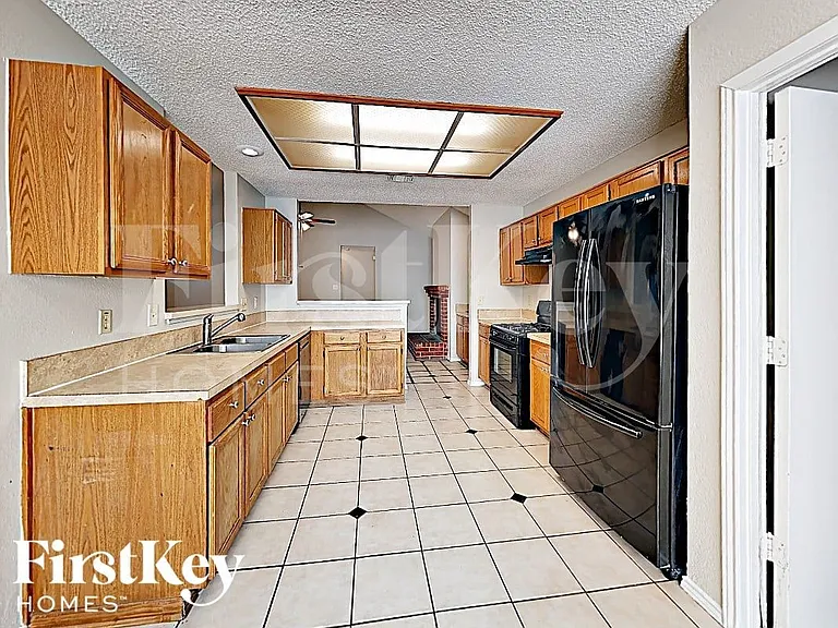 4949 Oak Hollow Dr — Photo 3