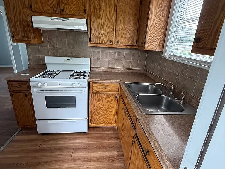 3933 Linder St — Photo 4