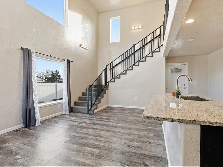 2725 N Miami Ct — Photo 3