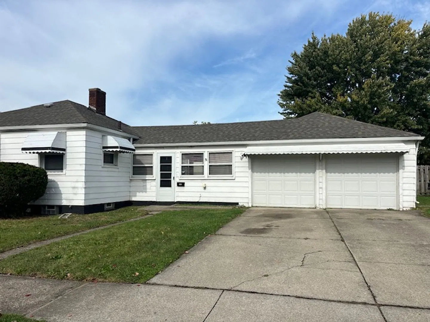 Charming 2 bedroom 1 bath ranch house on the Eastside of Lorain. — Photo 2
