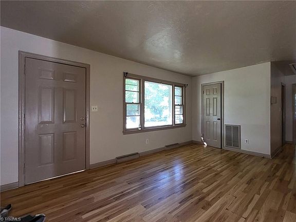 4th image of 725 Cliffside Ave