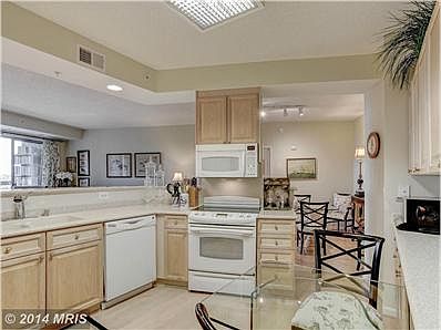 ALL THE BELLS AND WHISTLES - LOTS OF CABINET SPACE