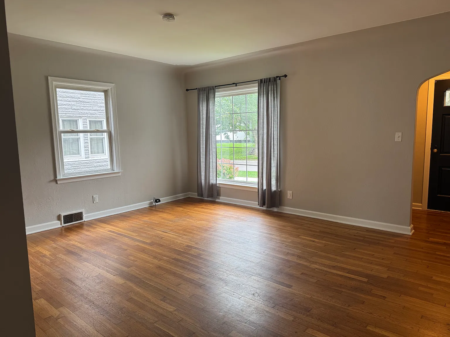 3 bed, 1050 sqft, $2,050 — Photo 2