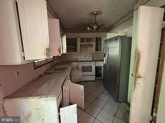 4th image of 725 Central Ave