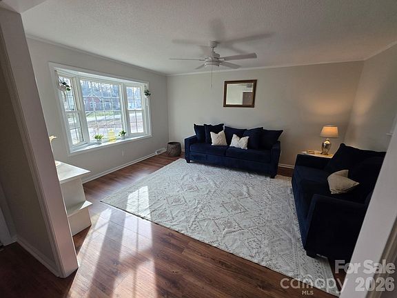 3rd image of 4024 Redwood Dr