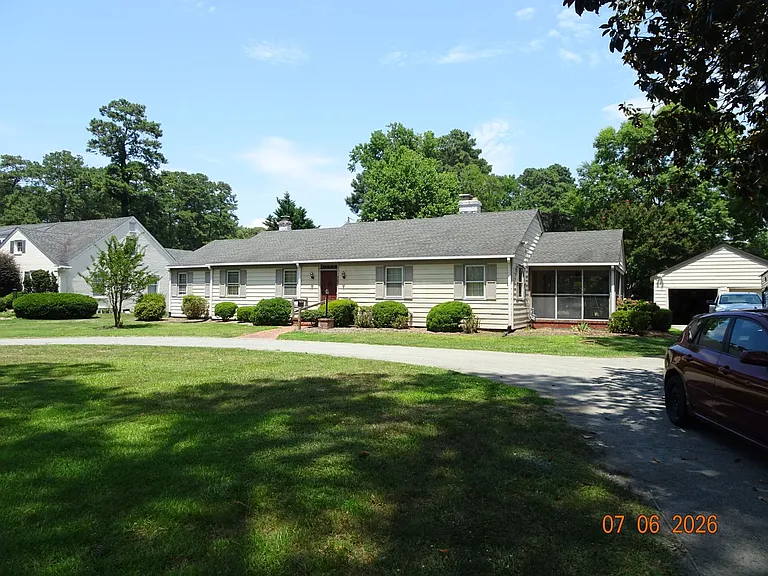 302 Riverside Dr — Photo 1