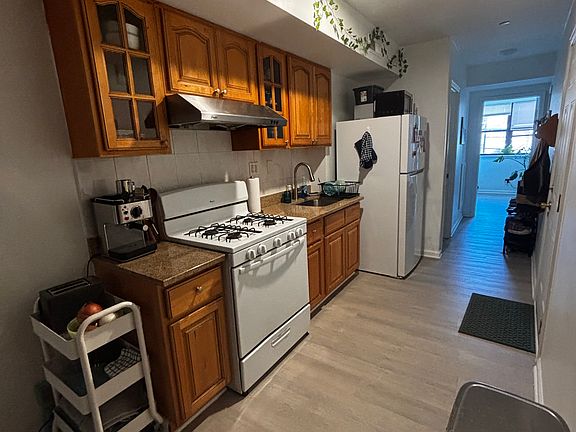 3rd image of 840 Christian St #2