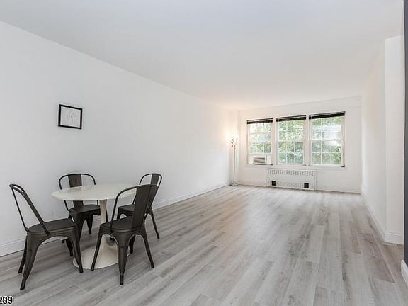 3rd image of 5 Roosevelt Pl APT 1C