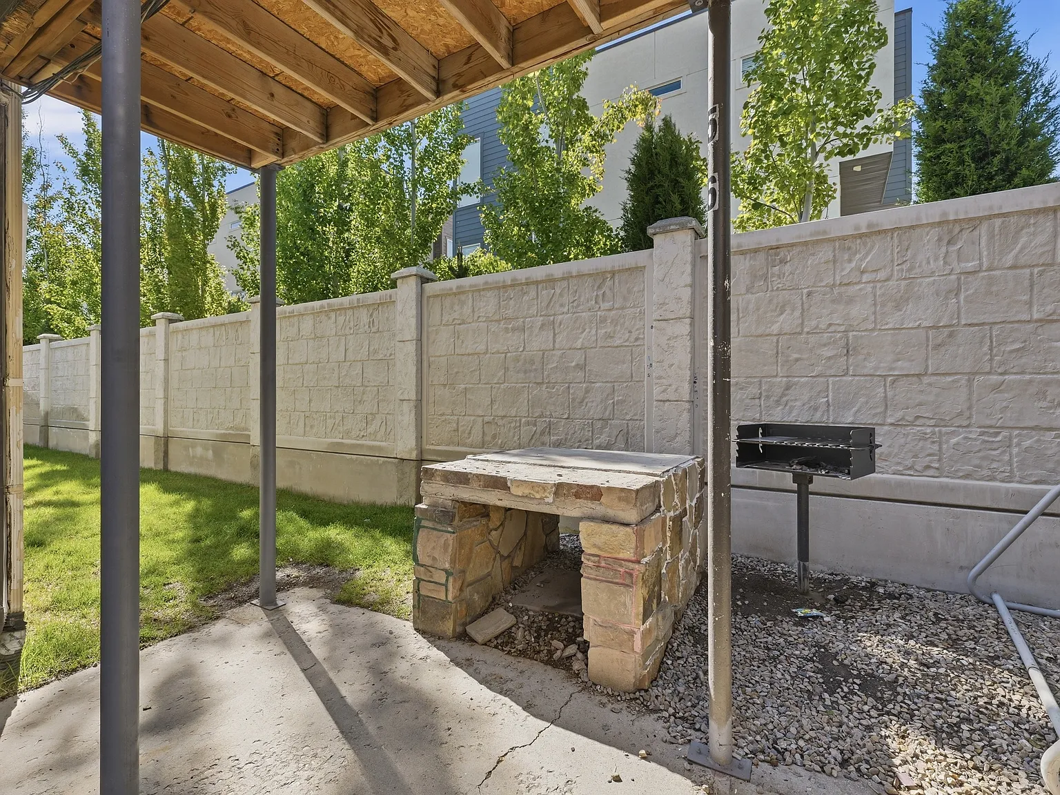 831 W Lennox St — Photo 1