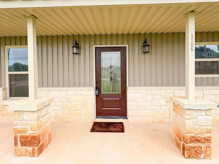 1105 E Navarro Ave — Photo 2