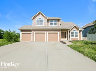 612 Wright Valley Rd, Smithville, MO 64089