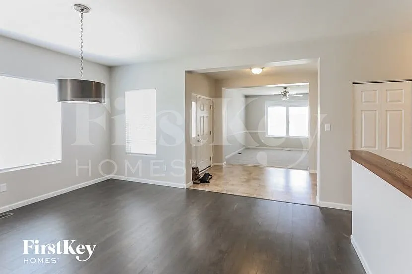 3 bed, 2.0 bath, 2068 sqft, $2,715 — Photo 4