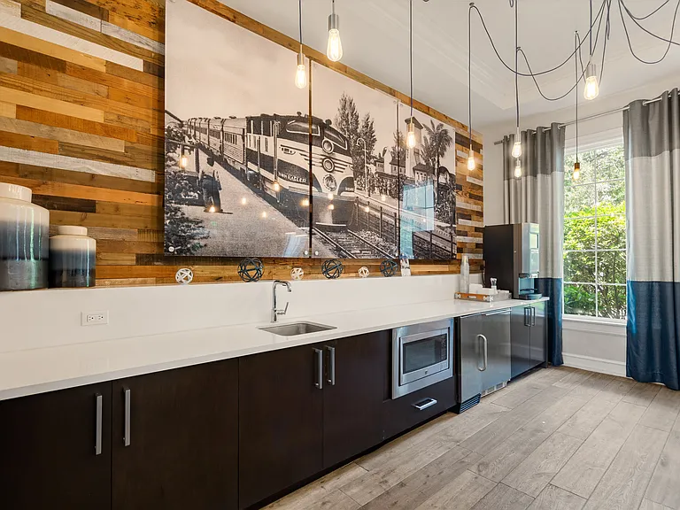 Cortland Hollywood — Photo 30