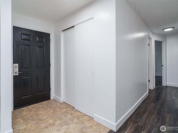 4th image of 3633 Surrey Drive NE