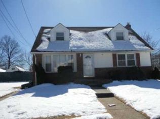 82 Dyckman Ave, New Hyde Park, NY 11040