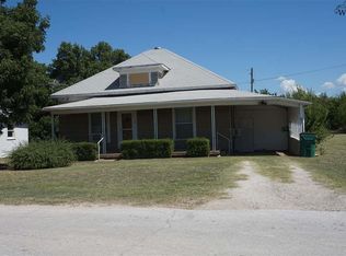 127 S Prairie Ave, Petrolia, TX 76377