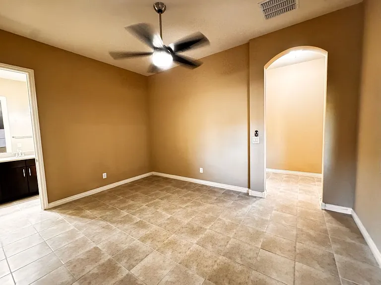 268 E Powell Way — Photo 9