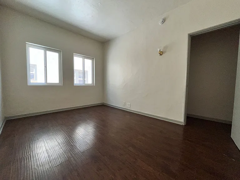 512 N Alexandria Ave — Photo 18