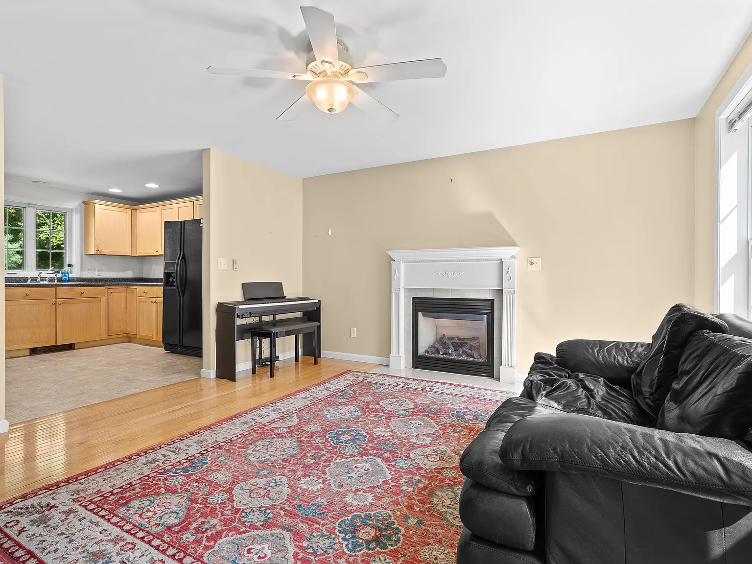 3 bed, 2.5 bath, 1976 sqft, $3,700 — Photo 3