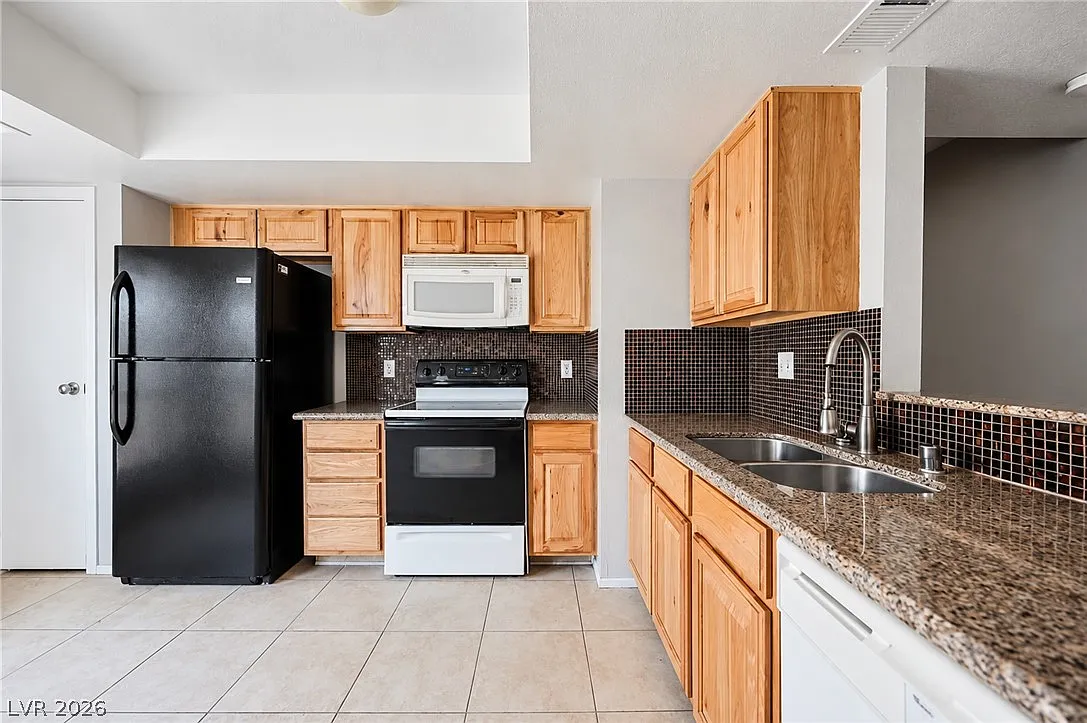 3 bed, 2.0 bath, 1015 sqft, $1,650 — Photo 4