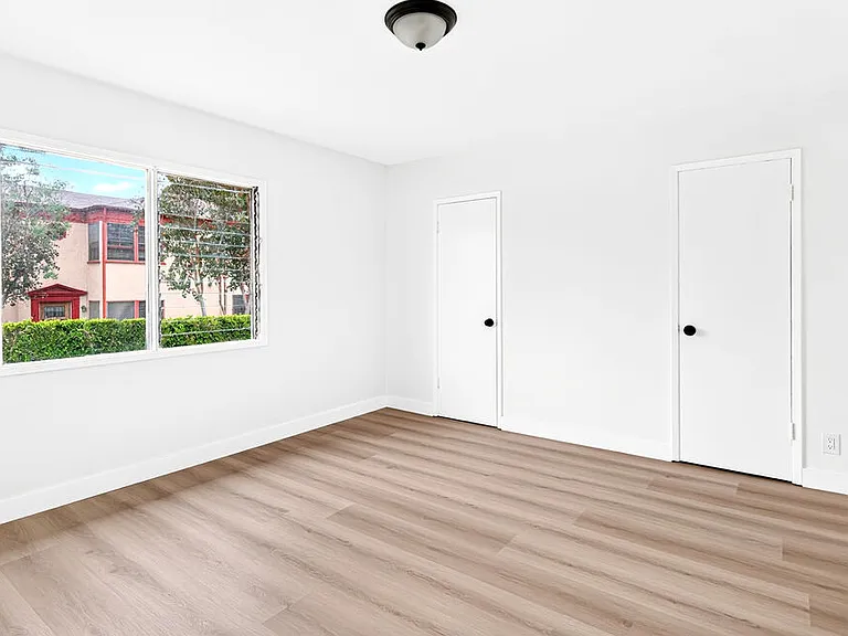 4777 San Vicente Blvd #8 — Photo 11