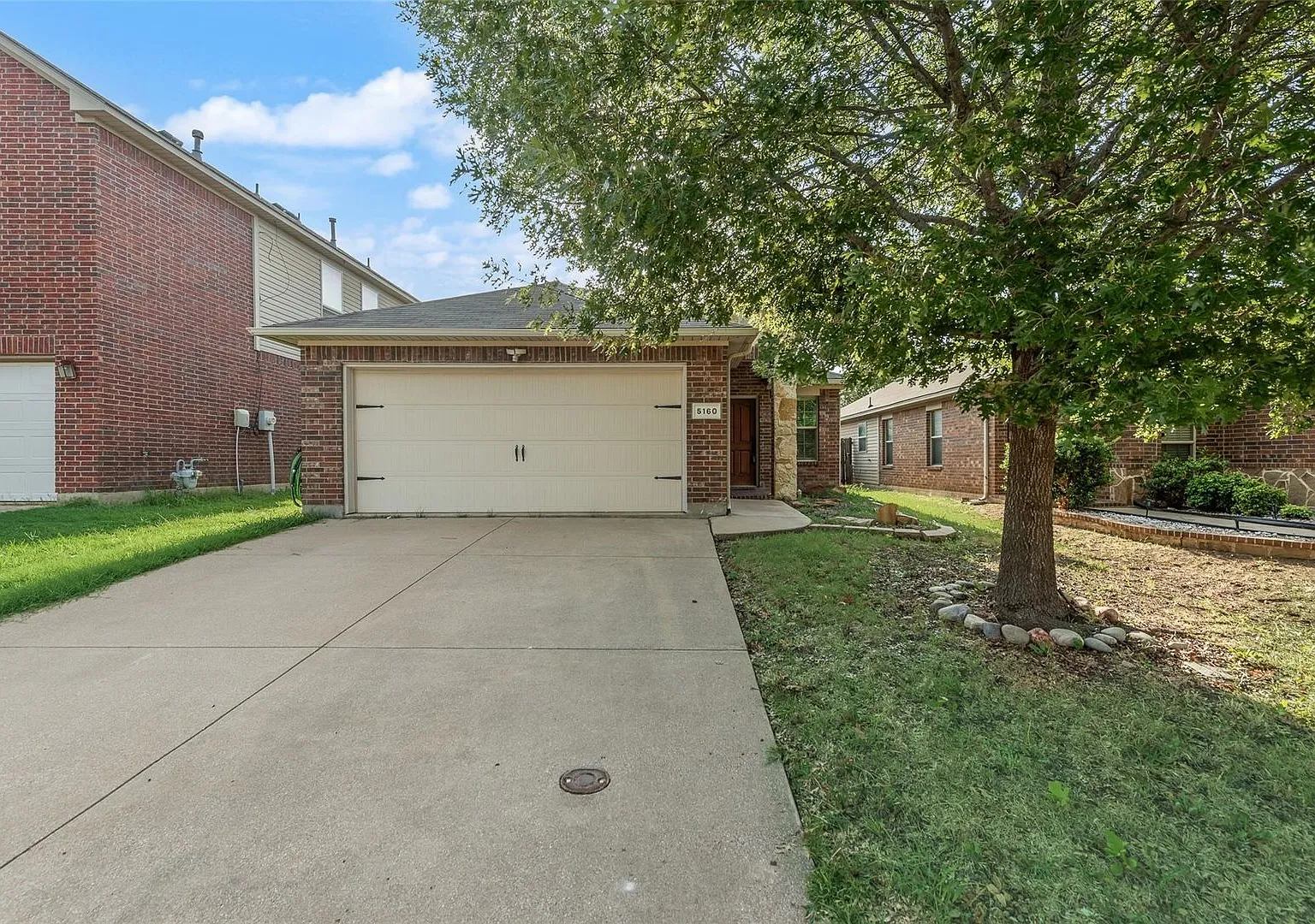 Comfort, Space, and Convenience in Fort Worth — Photo 2
