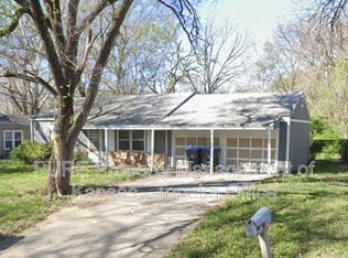 2325 SW Winterwood Ln, Topeka, KS 66614