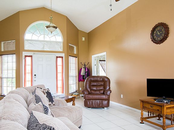 4th image of 565 SW Dalton Cir
