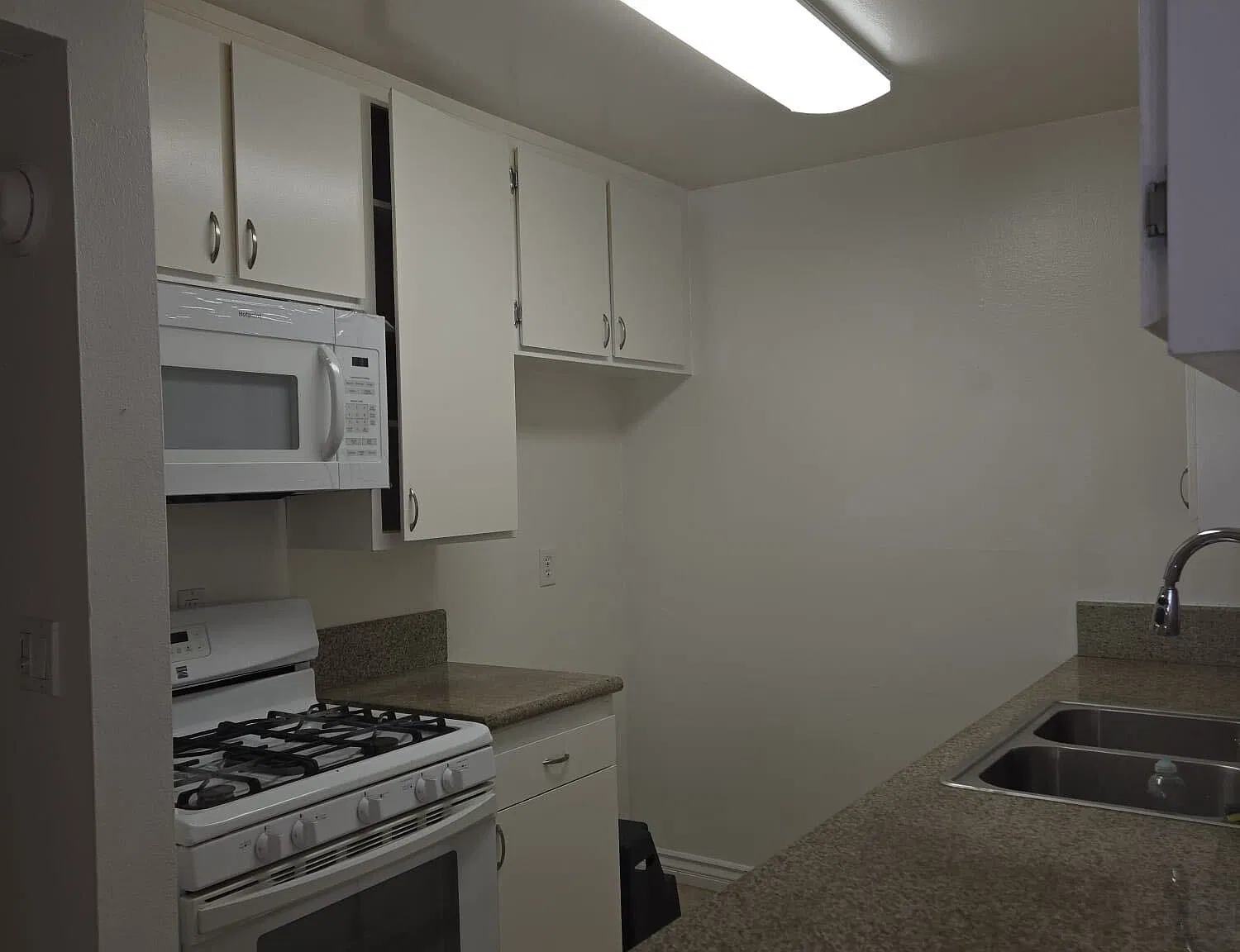 2 bed, 1.5 bath, 830 sqft, $2,595 — Photo 2