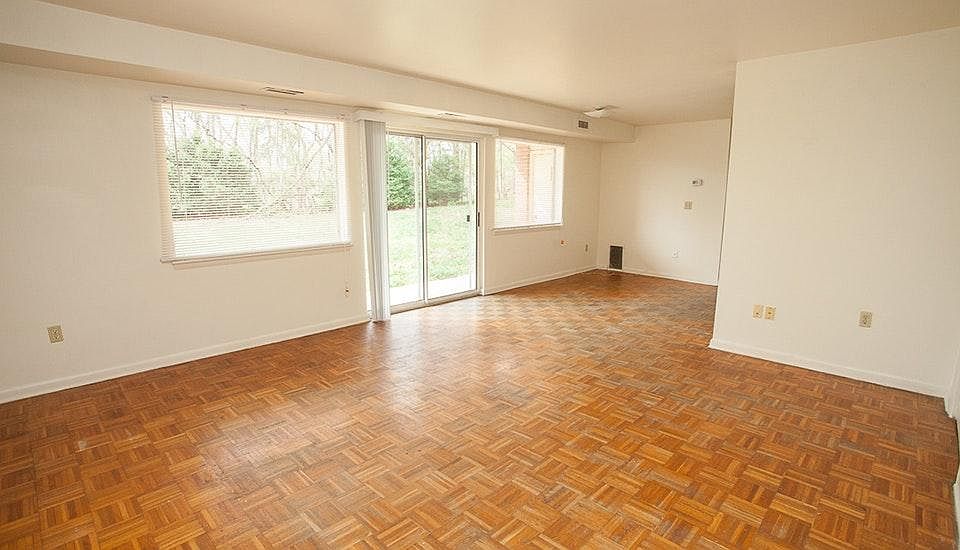 1st image of 204 Governors Ln APT 3