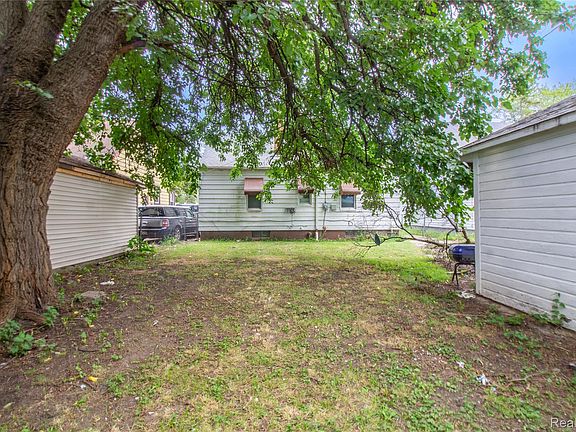 5th image of 15383 Mark Twain St