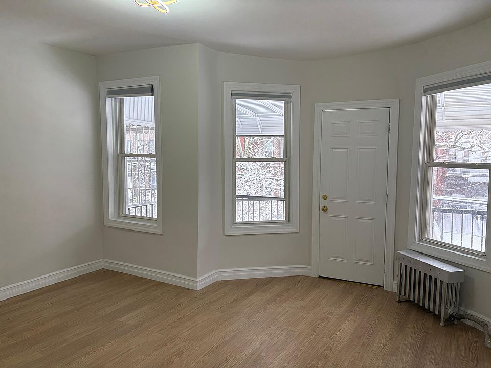 1st image of 39 E 52nd St Floor 2