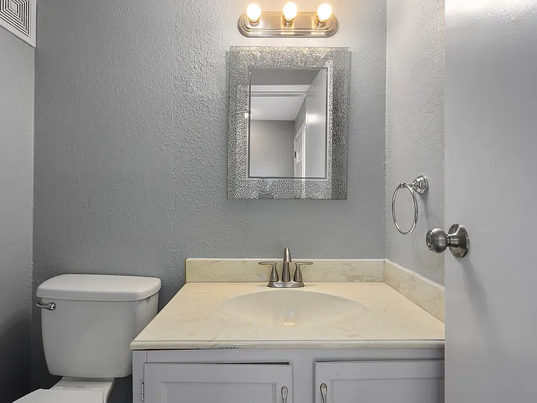 577 NW Valleybrook Rd — Photo 3