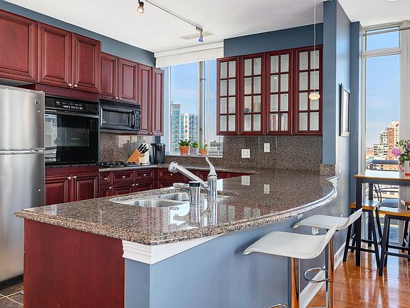 4th image of 1515 S Prairie Ave Unit 1402