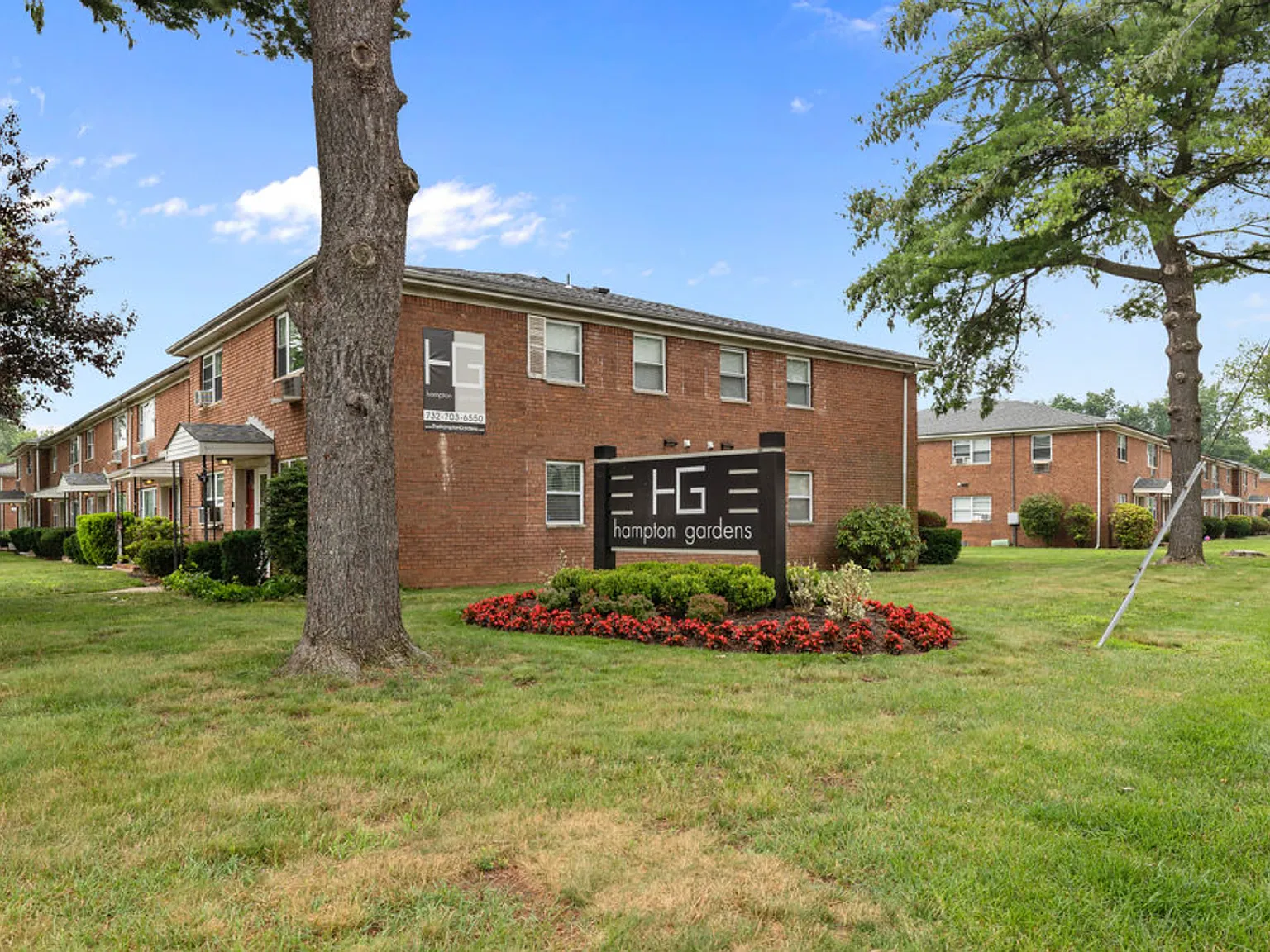 Hampton Gardens — Photo 1