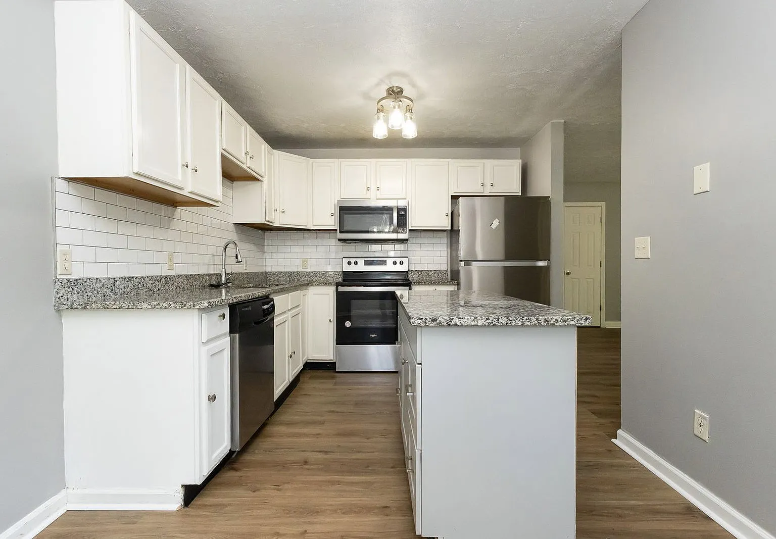 3 bed, 2.0 bath, 1202 sqft, $1,595 — Photo 2