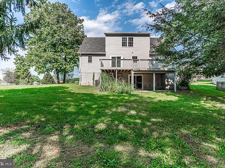 121 Nottingham Ct — Photo 48
