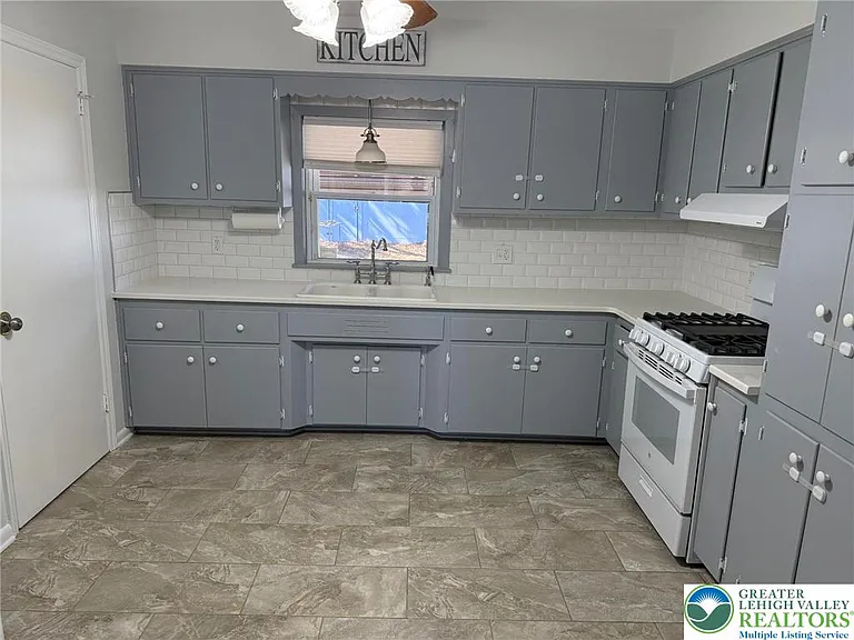 2229 Rodgers St — Photo 2