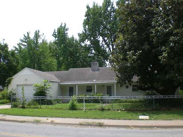 1st image of 1204 W Poplar St
