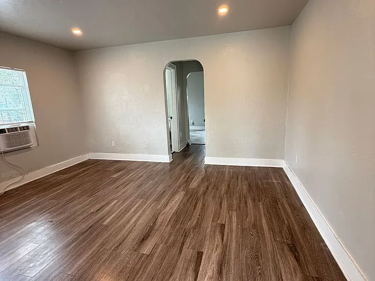 1612 N Villa Ave — Photo 3