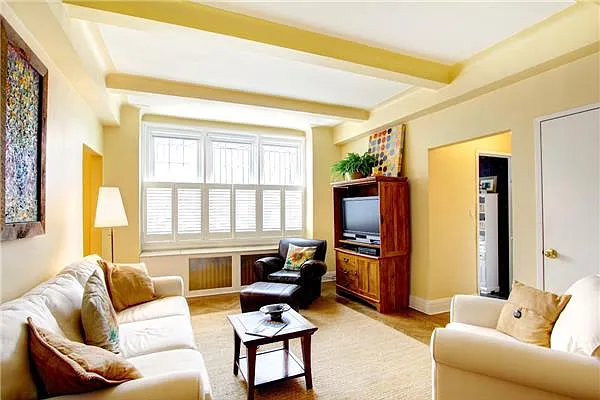 33 Riverside Dr APT 1B photo 1
