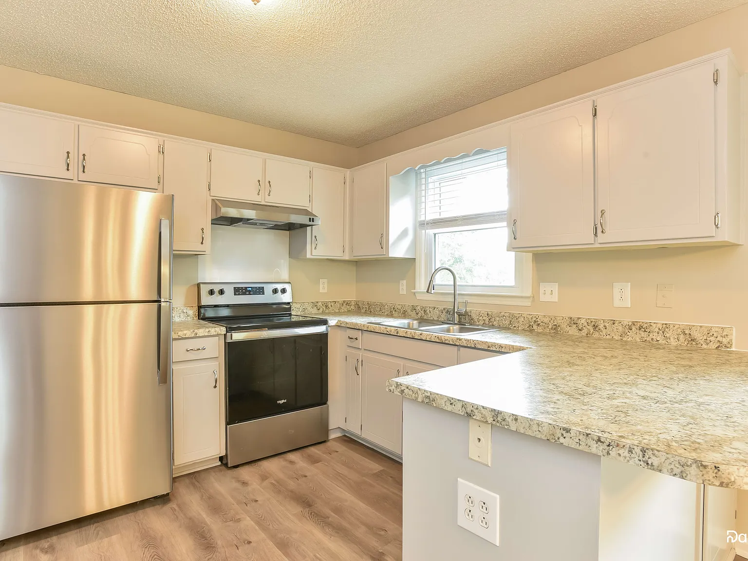 3 bed, 2.0 bath, 1716 sqft, $2,310 — Photo 2